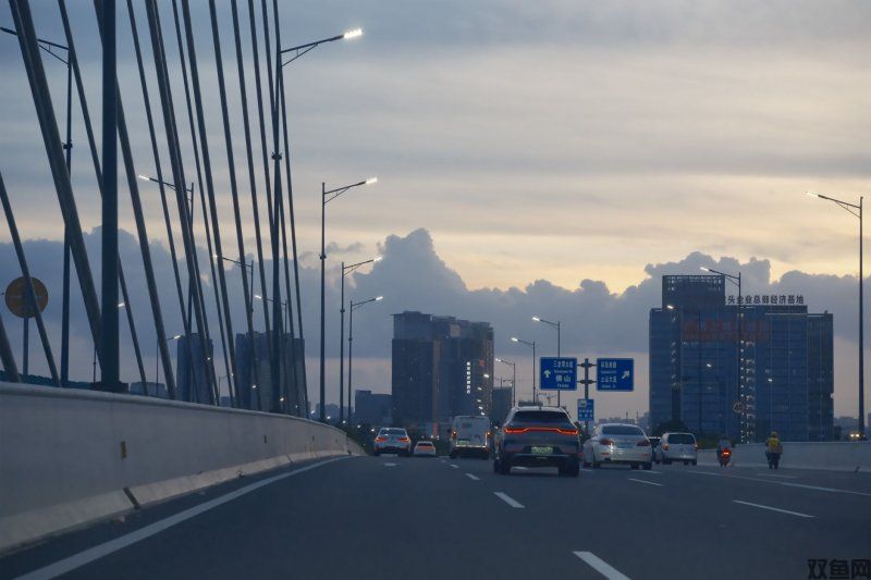 AI渲染玩出大翻车！FF7重生试用DLSS5画质大变，克劳德直接撞脸寡姐