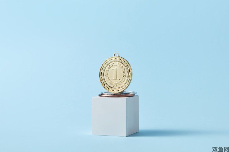 金摇杆奖公布主持人，Alix 