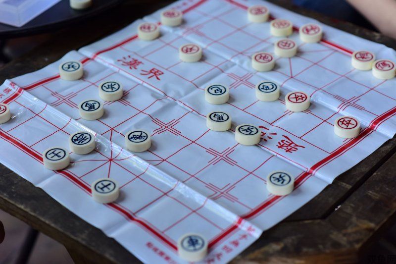《云顶之弈》打工棋子什么时候卖？装备转移与场面强度的平衡