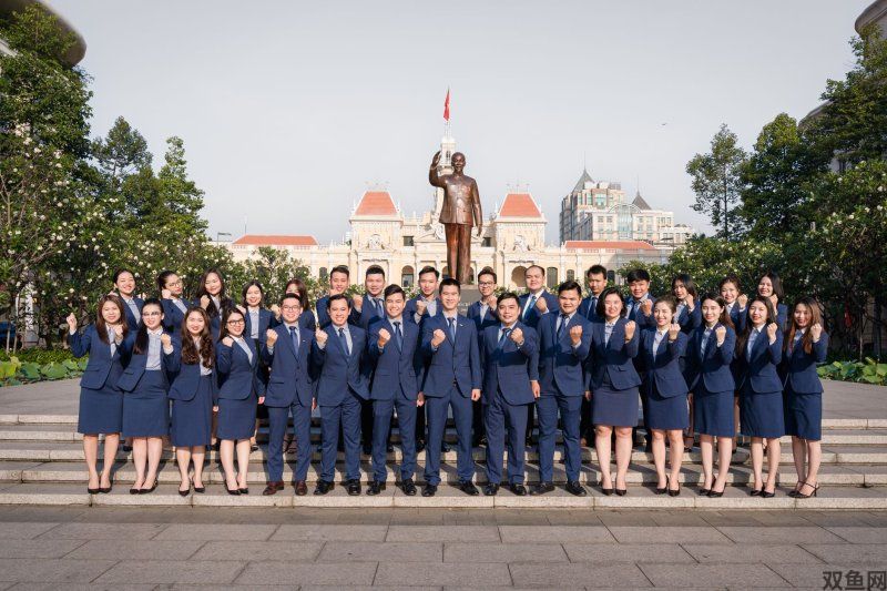 《英雄联盟》单带遇到多人包夹怎么办？撤退路径与队友联动信号
